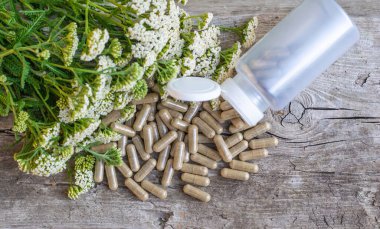 Kemik dokusu takviyesi ve konservatuar homeopati. Seçici odaklanma. Doğa.