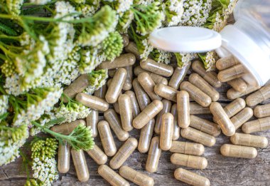 Kemik dokusu takviyesi ve konservatuar homeopati. Seçici odaklanma. Doğa.