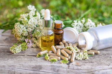 Kemik dokusu takviyesi ve konservatuar homeopati. Seçici odaklanma. Doğa.