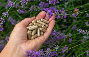 Lavanta yağı ve takviyeler. Seçici odaklanma. Doğa.