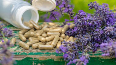 Lavanta yağı ve takviyeler. Seçici odaklanma. Doğa.