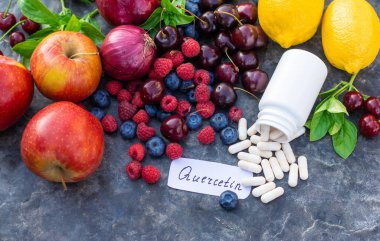 İçinde quercetin olan ürünler. Seçici odaklanma. Yiyecek..