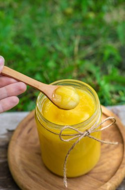 Çayırda bir kavanozda Ghee. Seçici odaklanma. yiyecek.