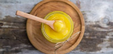 Çayırda bir kavanozda Ghee. Seçici odaklanma. yiyecek.