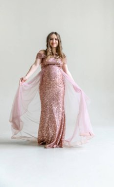 Güzel elbiseli hamile bir kadın. Seçici odaklanma. insanlar.