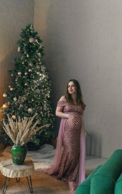 Noel arkaplanındaki hamile kadın. Seçici odaklanma. insanlar.