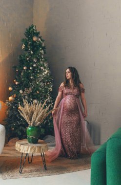 Noel arkaplanındaki hamile kadın. Seçici odaklanma. insanlar.