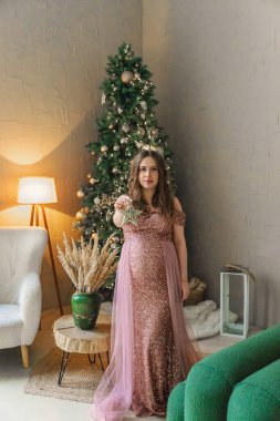 Noel arkaplanındaki hamile kadın. Seçici odaklanma. insanlar.