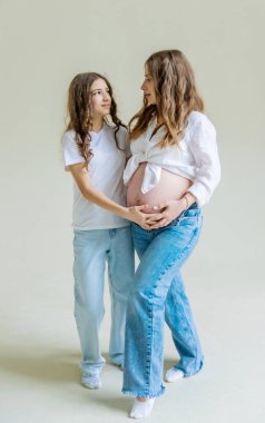 En büyük kızına hamile bir kadın. Seçici odaklanma. Çocuk.