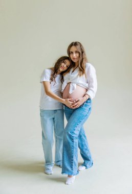 En büyük kızına hamile bir kadın. Seçici odaklanma. Çocuk.