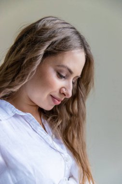 Hafif arka planda hamile bir kadın. Seçici odaklanma. Çocuk.