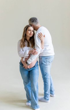 Beyaz arka planda bir erkek olan hamile bir kadın. Seçici odaklanma. insanlar.