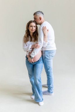 Beyaz arka planda bir erkek olan hamile bir kadın. Seçici odaklanma. insanlar.