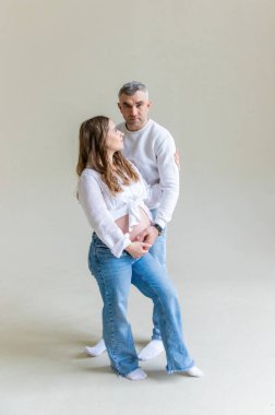 Beyaz arka planda bir erkek olan hamile bir kadın. Seçici odaklanma. insanlar.