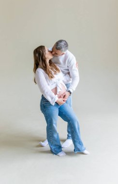 Beyaz arka planda bir erkek olan hamile bir kadın. Seçici odaklanma. insanlar.