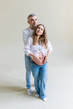 Beyaz arka planda bir erkek olan hamile bir kadın. Seçici odaklanma. insanlar.