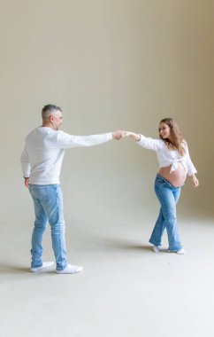 Beyaz arka planda bir erkek olan hamile bir kadın. Seçici odaklanma. insanlar.