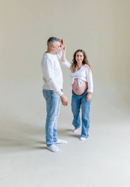 Beyaz arka planda bir erkek olan hamile bir kadın. Seçici odaklanma. insanlar.