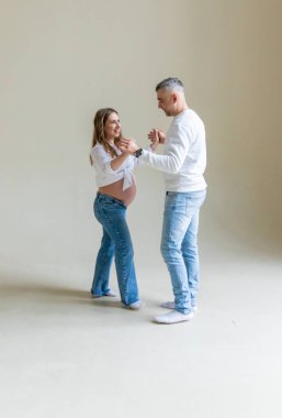 Beyaz arka planda bir erkek olan hamile bir kadın. Seçici odaklanma. insanlar.