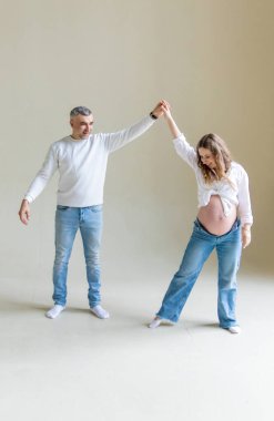 Beyaz arka planda bir erkek olan hamile bir kadın. Seçici odaklanma. insanlar.