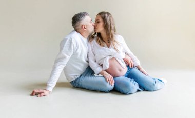 Beyaz arka planda bir erkek olan hamile bir kadın. Seçici odaklanma. insanlar.