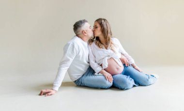 Beyaz arka planda bir erkek olan hamile bir kadın. Seçici odaklanma. insanlar.