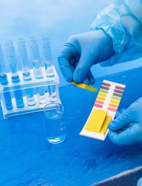 Havuz suyu analizini kontrol et. Seçici odaklanma. Doğa.