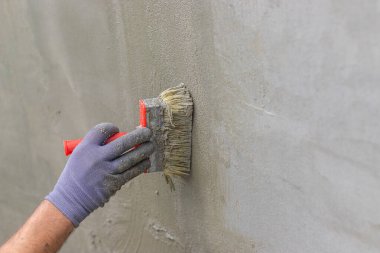 Bir zanaatkar beton bir duvar inşa eder. Seçici odaklanma. insanlar.