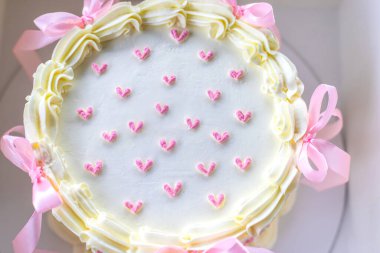 5 yaşındaki bir çocuğa pasta veriliyor. Seçici odaklanma. çocuk.