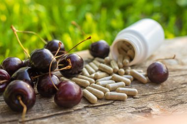 İlave olarak kiraz özü. Seçici odaklanma. Doğa.