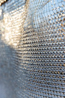 Şebeke buzda donmuş. Seçici odaklanma. Doğa.