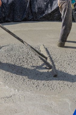Bir makineden beton dökülüyor. Seçici odaklanma. iş.