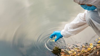 Analiz için su örneği al. Seçici odaklanma. Doğa.