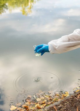 Analiz için su örneği al. Seçici odaklanma. Doğa.