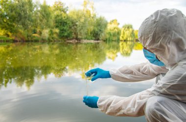 Analiz için su örneği al. Seçici odaklanma. Doğa.