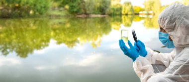 Analiz için su örneği al. Seçici odaklanma. Doğa.