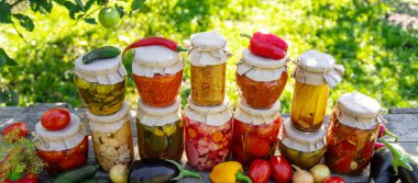 Kavanozlarda farklı türlerin korunması. Seçici odaklanma. yiyecek.