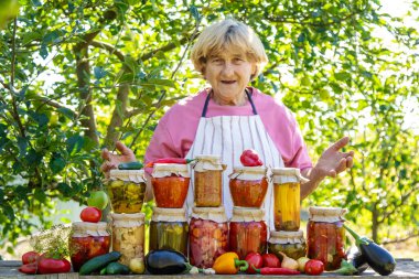 Kavanozlarda farklı türlerin korunması. Seçici odaklanma. yiyecek.
