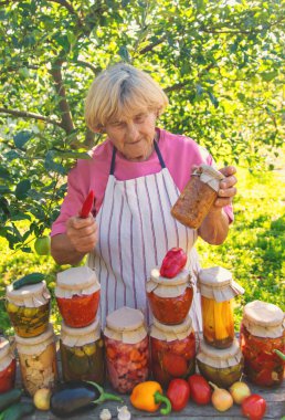 Kavanozlarda farklı türlerin korunması. Seçici odaklanma. yiyecek.