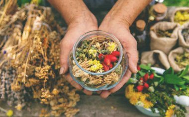 Alternatif şifalı bitkiler, yaşlı kadın. Seçici odaklanma. Doğa.