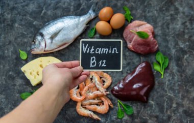 B12 vitamini içeren yiyecekler. Seçici odaklanma. Yiyecek..