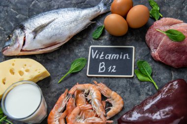 B12 vitamini içeren yiyecekler. Seçici odaklanma. Yiyecek..
