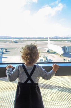 Çocuklar havaalanına, uçaklara bakın. Seçici odaklanma. Çocuk.