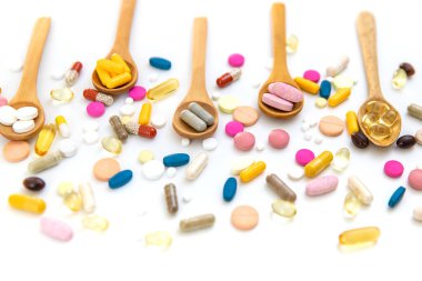 Çeşitli tabletler, kapsüller, takviyeler ve vitaminler. Seçici odaklanma. Doğa.