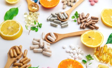 Çeşitli tabletler, kapsüller, takviyeler ve vitaminler. Seçici odaklanma. Doğa.