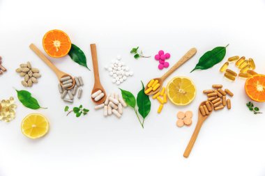 Çeşitli tabletler, kapsüller, takviyeler ve vitaminler. Seçici odaklanma. Doğa.