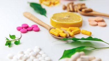 Çeşitli tabletler, kapsüller, takviyeler ve vitaminler. Seçici odaklanma. Doğa.