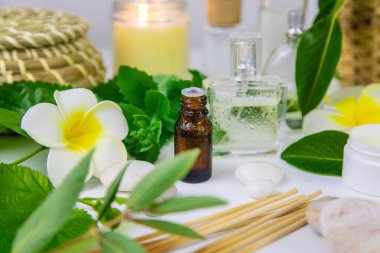 Arka plan spa kozmetik ürünleri, yağlar ve bitkiler. Seçici odaklanma. Doğa.