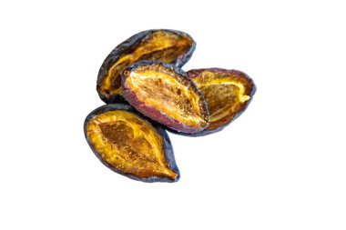 Beyaz arka planda kurumuş erikler. Seçici odaklanma. Doğa.