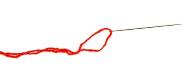 Beyaz arka plandaki iplikler. Seçici odaklanma. İzole et.